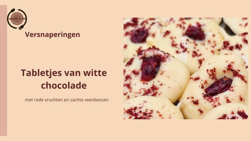 Tabletjes van witte chocolade met rode vruchten en zachte veenbessen