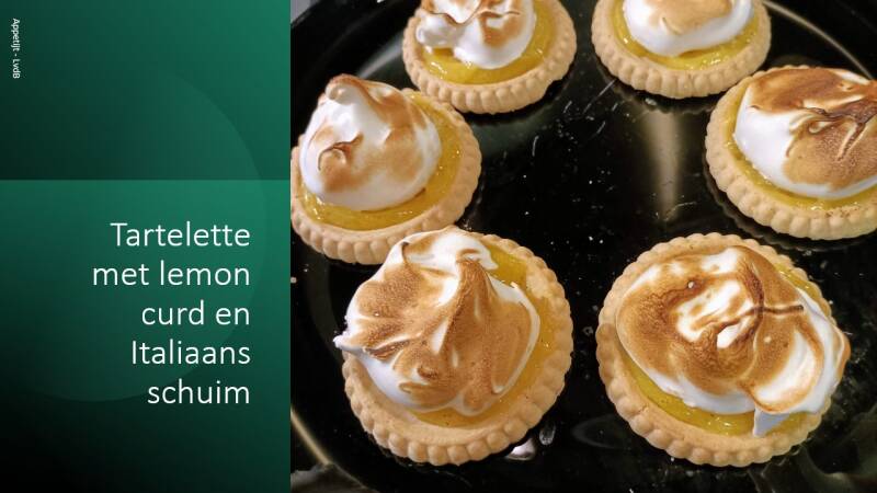 Tarteletjes van zanddeeg met lemon curd en Italiaanse meringue