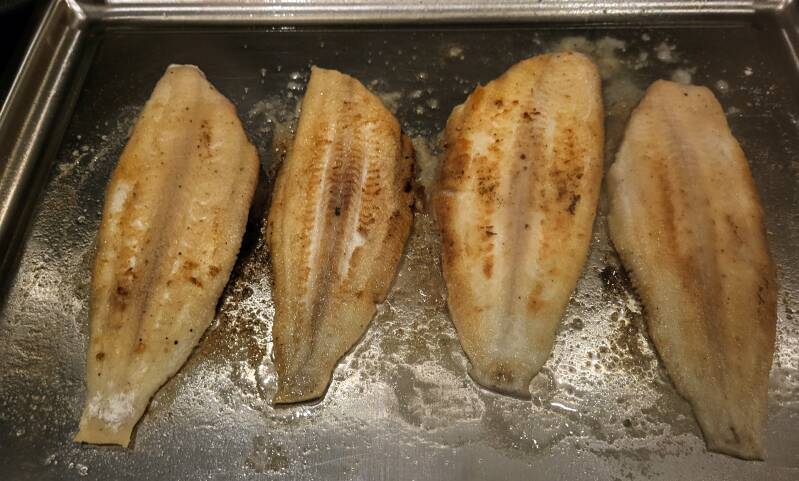 Sliptongetjes bakken op de teppanyaki of bakplaat