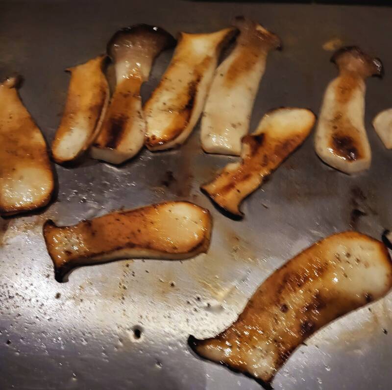 Koningsoesterzwam bakken op de teppanyaki