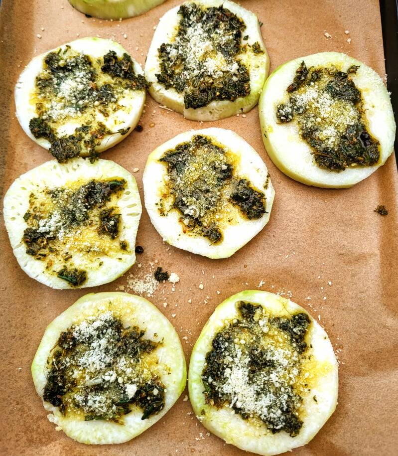 Voorbereiding koolrabi geroosterd in de oven