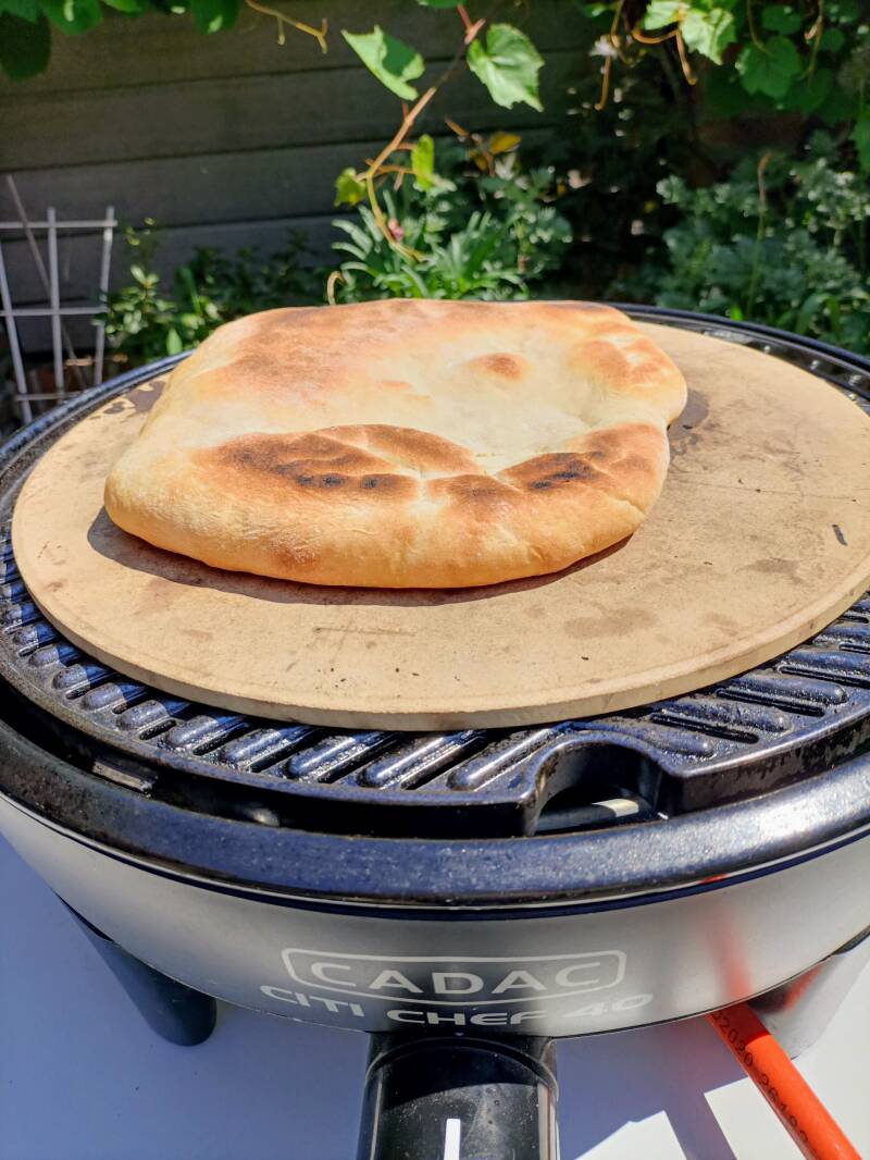 Plat brood gebakken op de barbecue