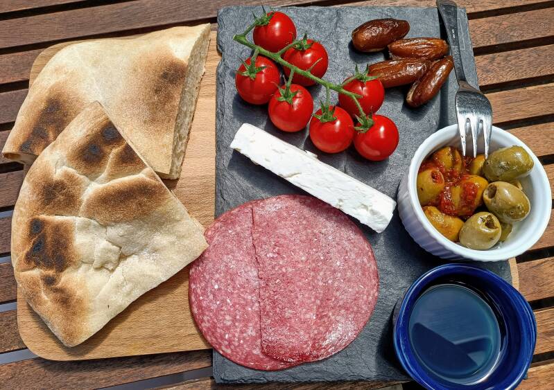 Plat brood van de bbq met garnituren naar keuze