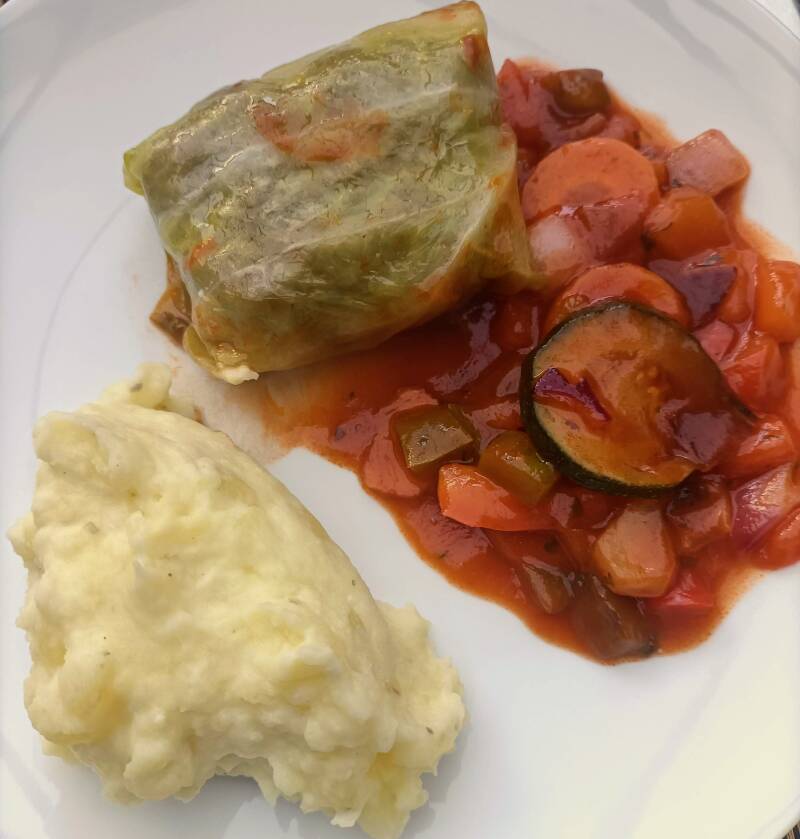 Gevulde spitskoolbladeren in groenten-tomatensaus met aardappel-kaaspuree