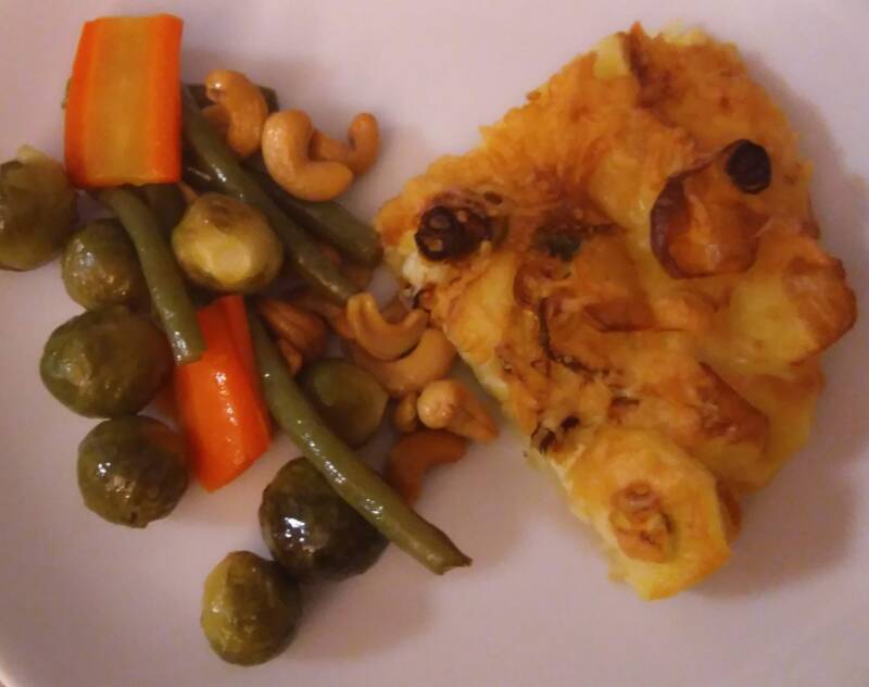 Aardappeltortilla met traybake van wortel, spruitjes, sperziebonen en cashewnoten