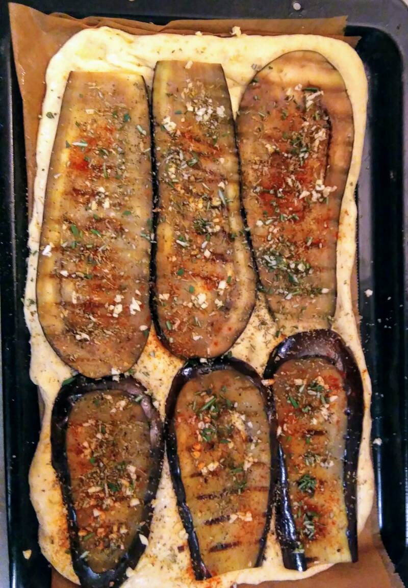 Voorbereiding aubergine focaccia