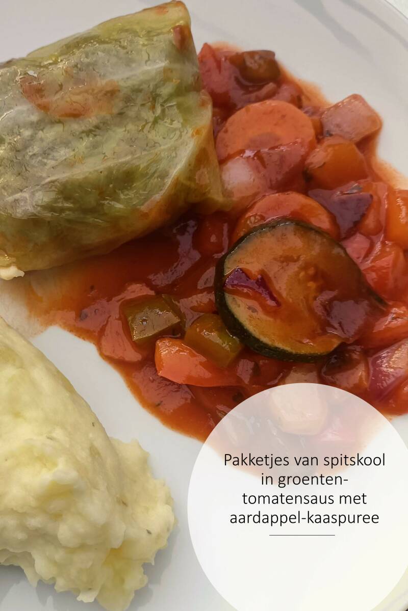 Pakketjes van spitskool in groenten-tomatensaus met aardappel-kaaspuree