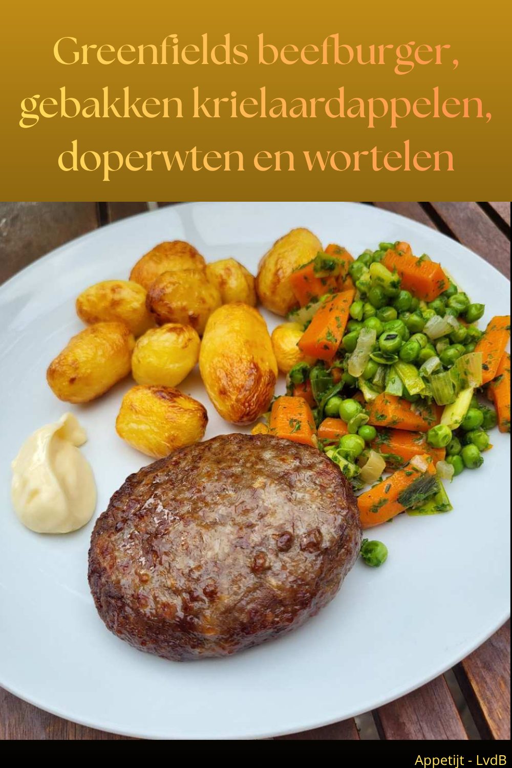 Greenfields beefburger, gebakken aardappelen, doperwten en wortelen