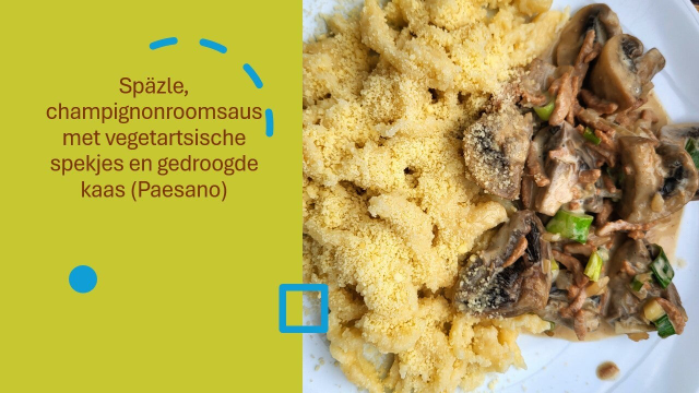 Späzle, champignonroomsaus met vegetartsische spekjes en gedroogde kaas (Paesano)