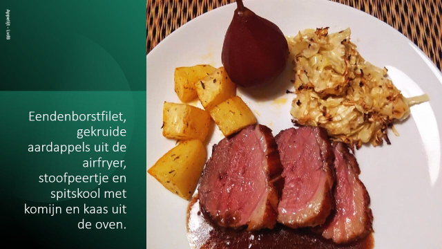 Eendenborstfilet, gekruide aardappels uit de airfryer, stoofpeertje en spitskool met komijn en kaas uit de oven.