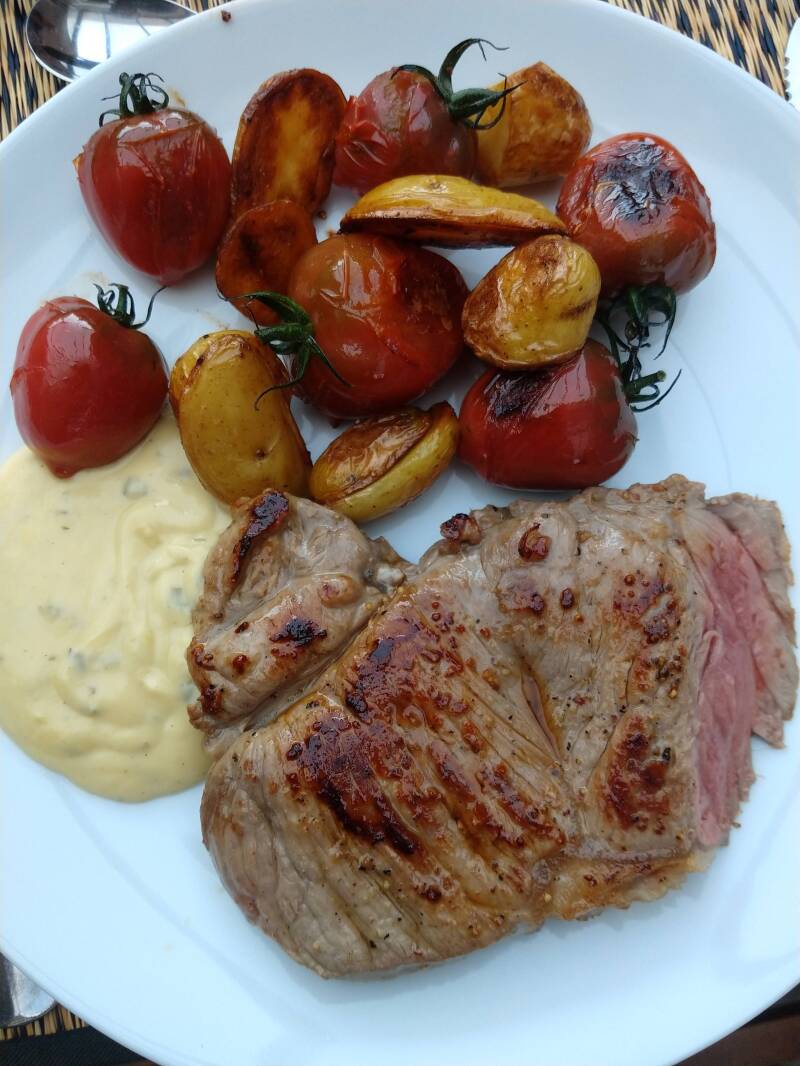 Bavette met kerstomaatjes, krielaardappelen en bearnaisesaus