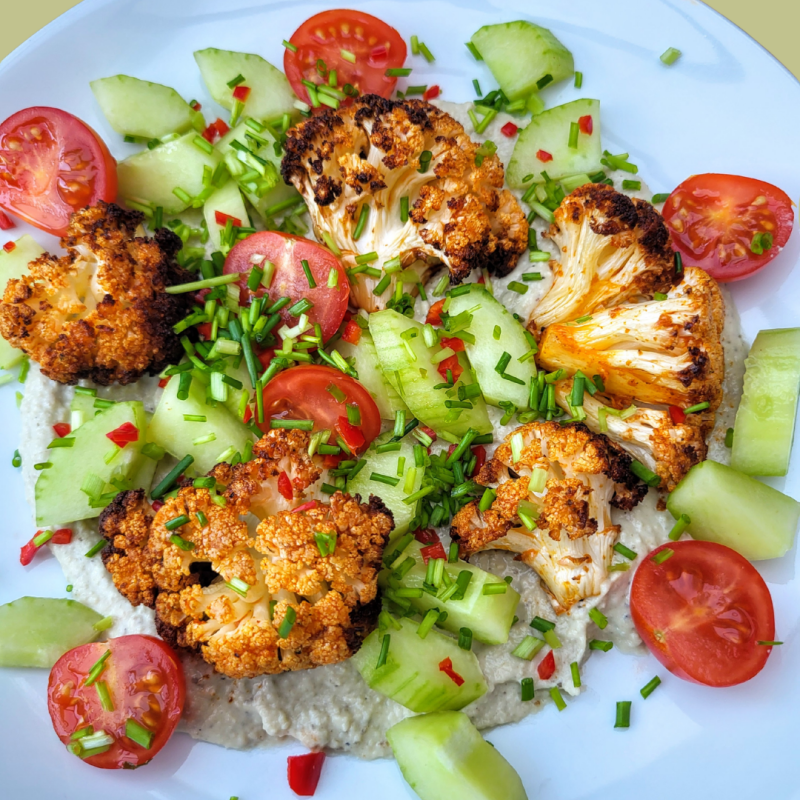 In de airfryer geroosterde bloemkool met baba ganoush