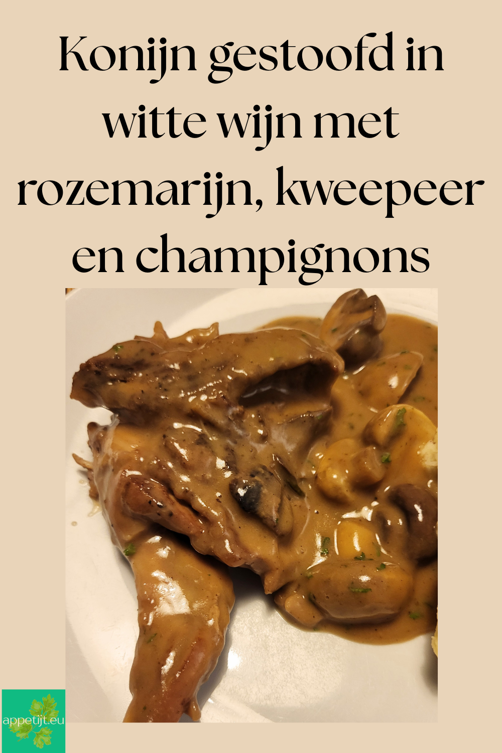 Konijn gestoofd in witte wijn met rozemarijn, kweepeer en champignons