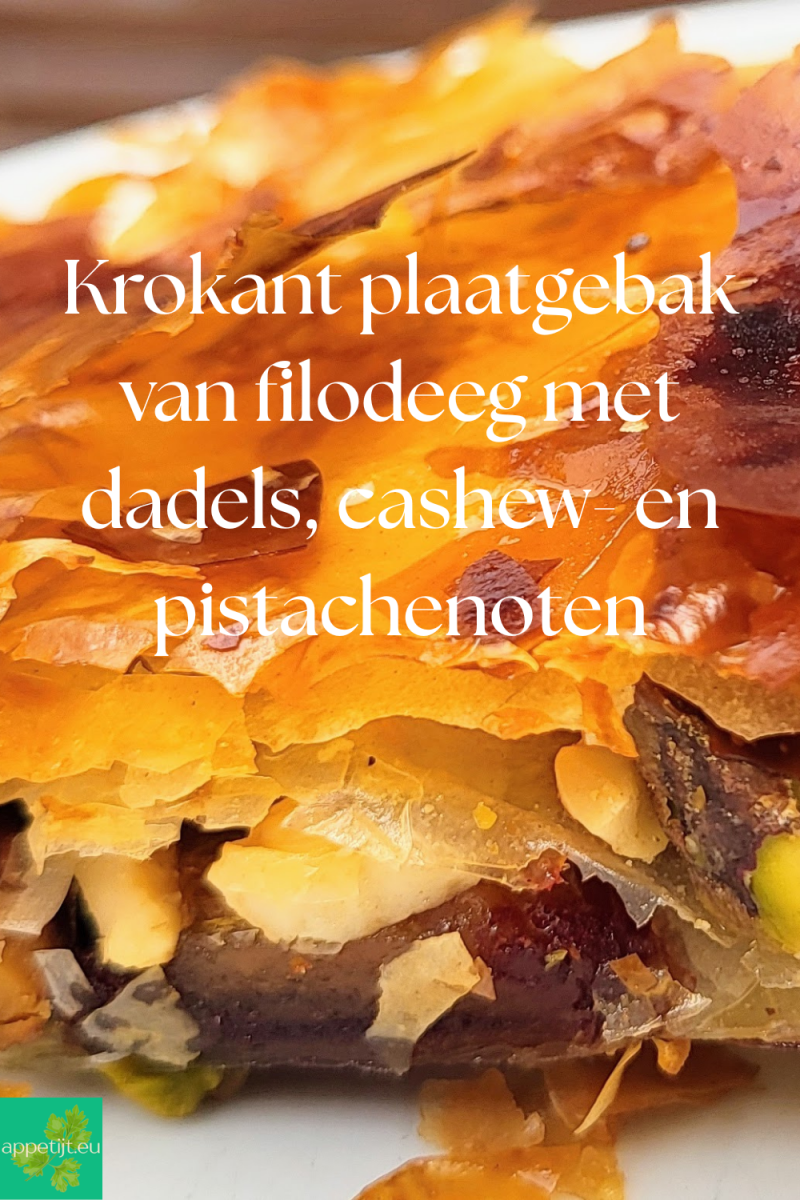 Krokant plaatgebak van filodeeg met dadels, cashew- en pistachenoten