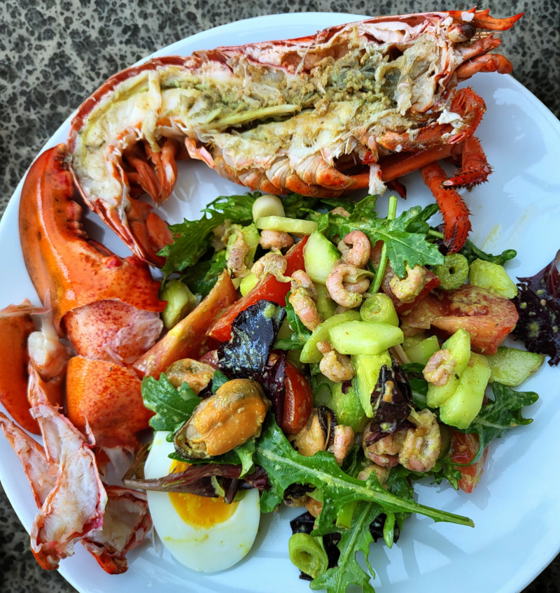 Kreeft en gemengde salade met zeevruchten