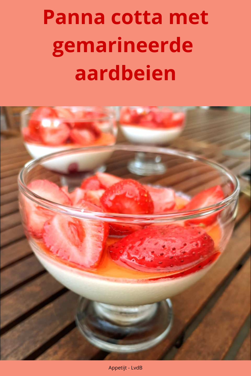 Panna cotta met gemarineerde aardbeien