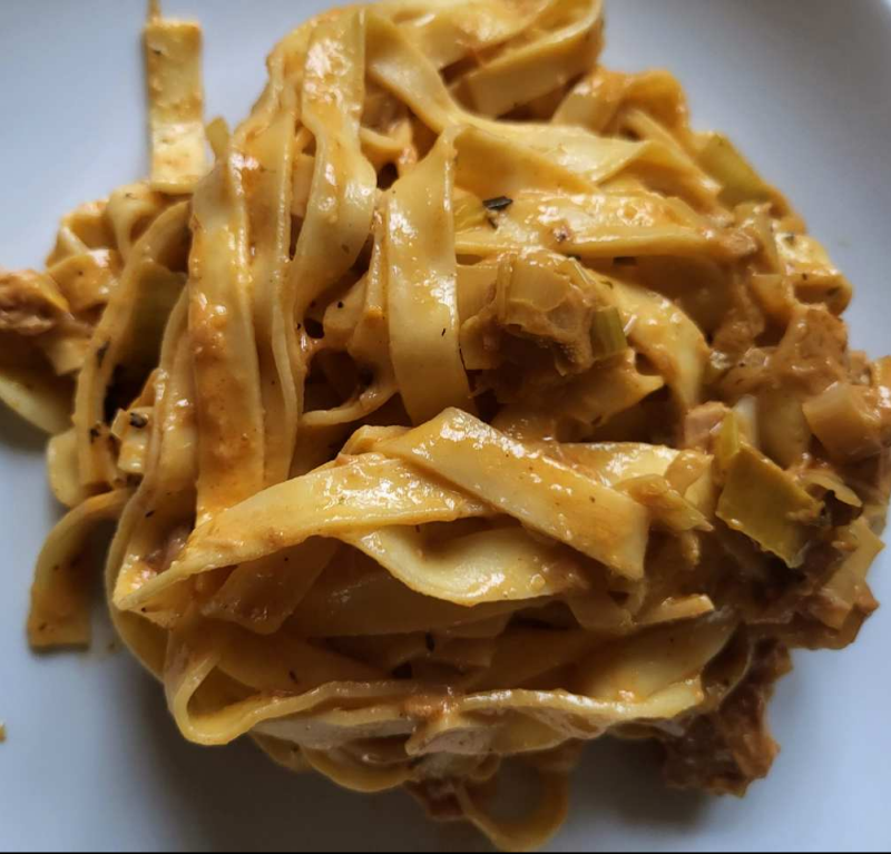 Tagliatelli met prei in tomatensaus met kruidenkaas en tonijn