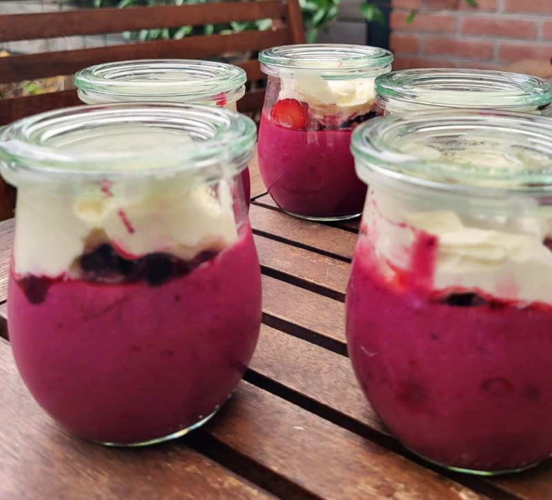 Panna cotta van tofu en zomerfruit