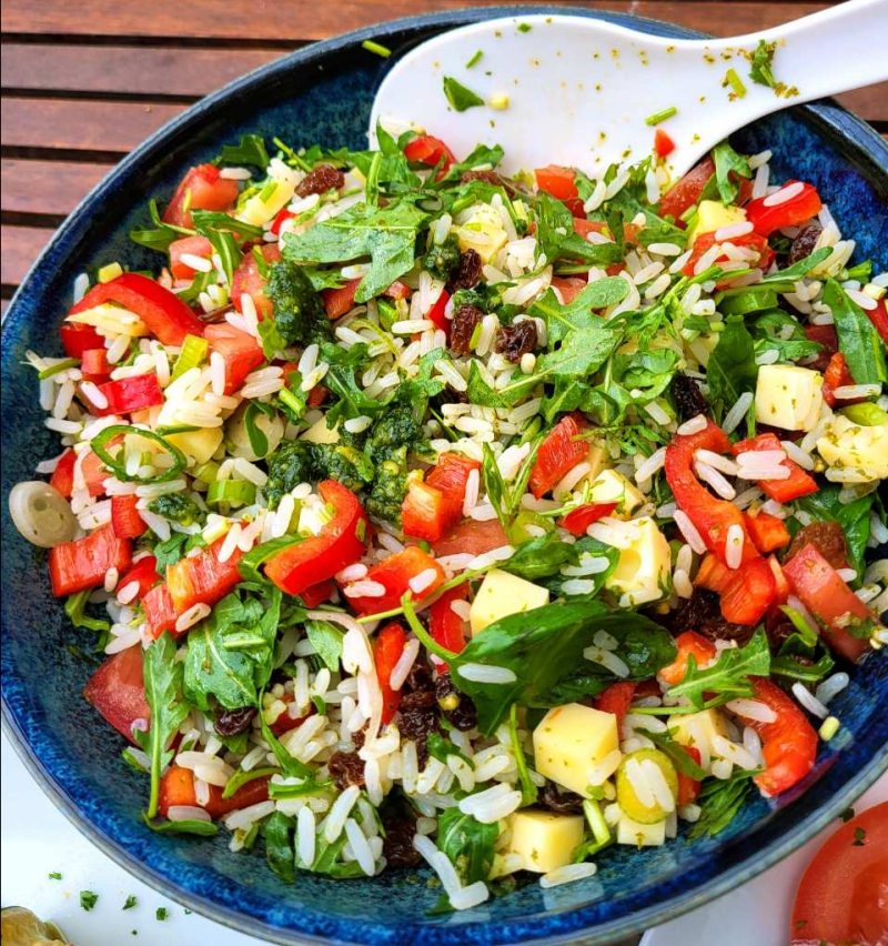 Rijstsalade met kaas en rozijnen