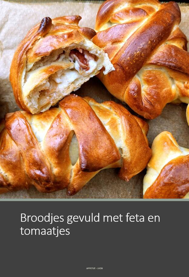 Broodjes gevuld met feta en tomaatjes