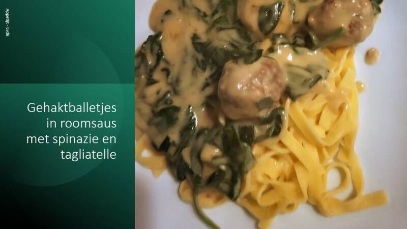 Gehaktballetjes in roomsaus met spinazie en tagliatelli