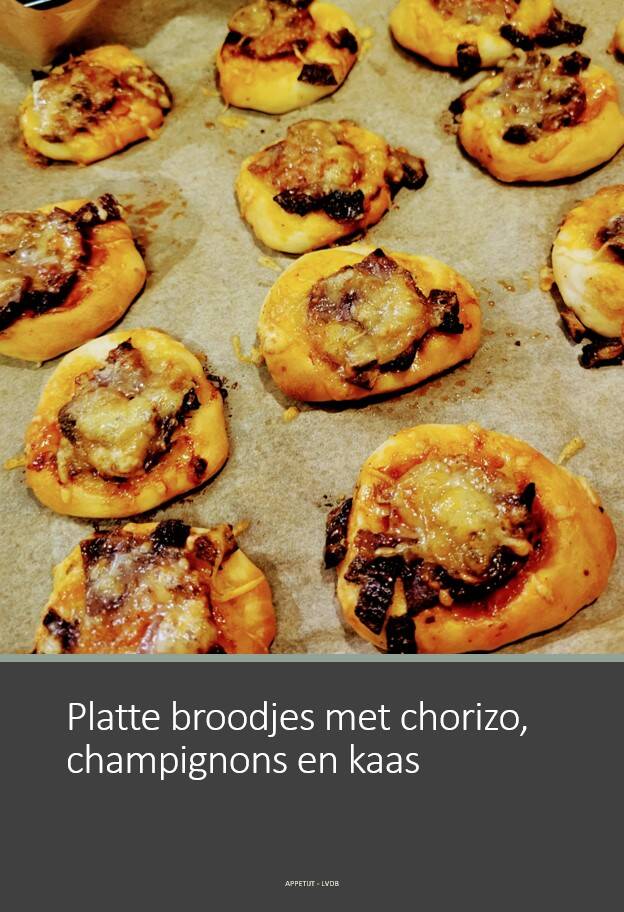 Platte broodjes met chorizo, sjalot, champignons en kaas