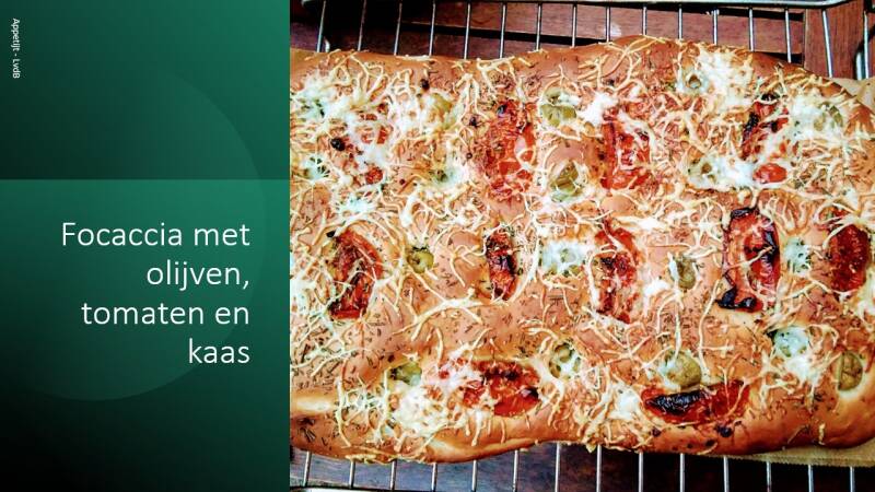 Focaccia met olijven, tomaten en kaas