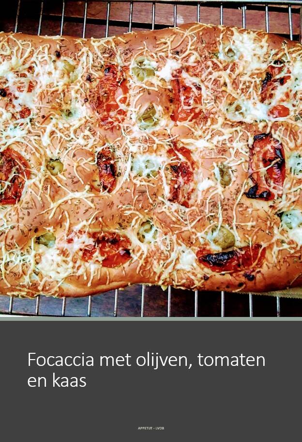 Focaccia met olijven, gedroogde tomaatjes, rozemarijn en kaas