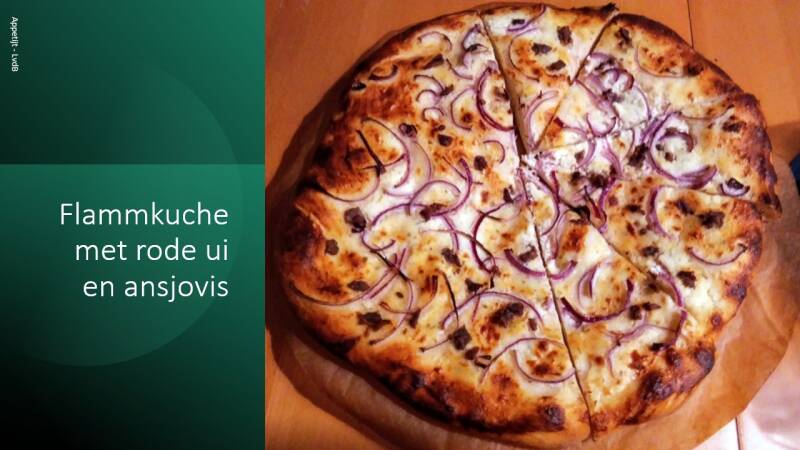 Flammkuche met rode ui en ansjovis