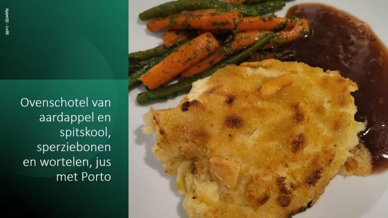 Ovenschotel van aardappel en spitskool, sperziebonen en wortelen, jus met Porto