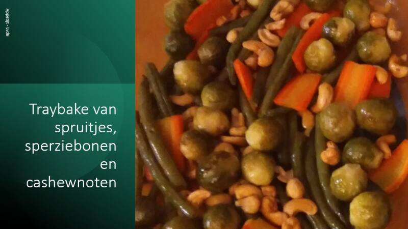 Traybake van sperziebonen, wortel, spruiten  en cashewnoten