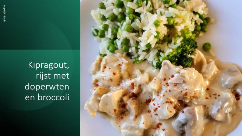 Kipragout en rijst met doperwten en broccoli