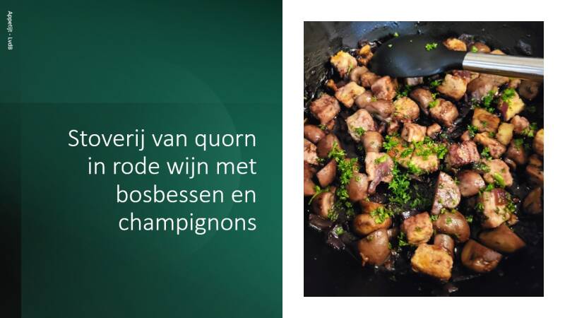 Stoverij van quorn in rode wijn met bosbessen en champignons