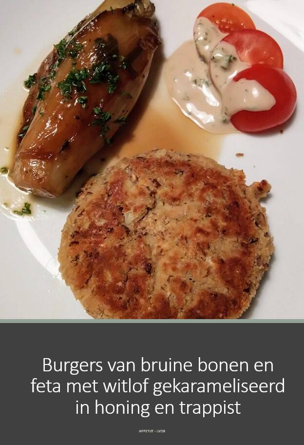 Burger van bruine bonen met feta en witlof gekarameliseerd met honing en trappist