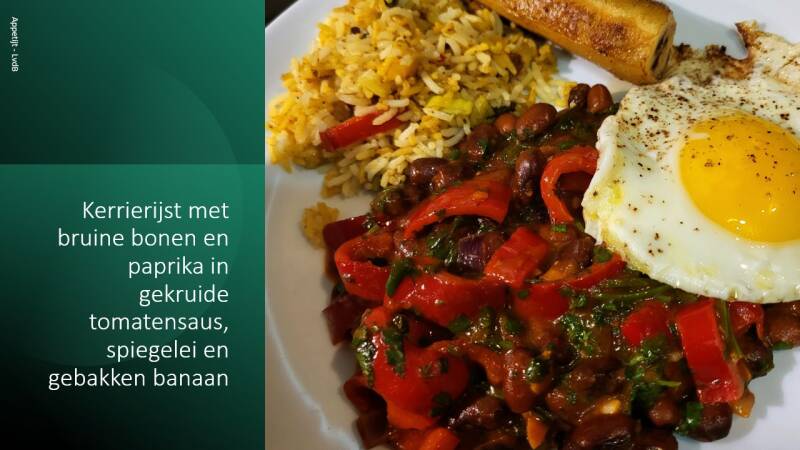 Kerrierijst met bruine bonen en paprika in gekruide tomatensaus, spiegelei en gebakken banaan