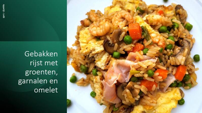Gebakken rijst met groenten, garnalen en omelet
