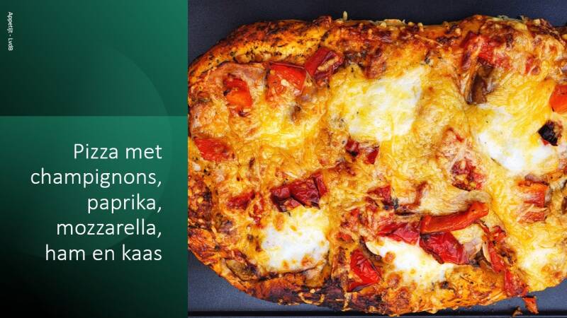 Pizza met champignons, paprika, mozzarella, ham en kaas