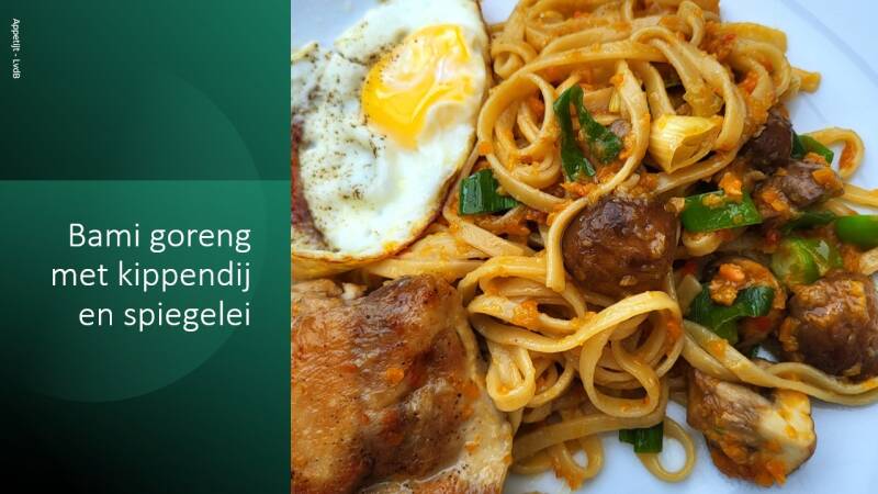 Bami goreng met kippendij en spiegelei