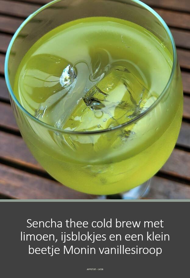 Sencha thee cold brew met limoen, ijs en Monin vanille