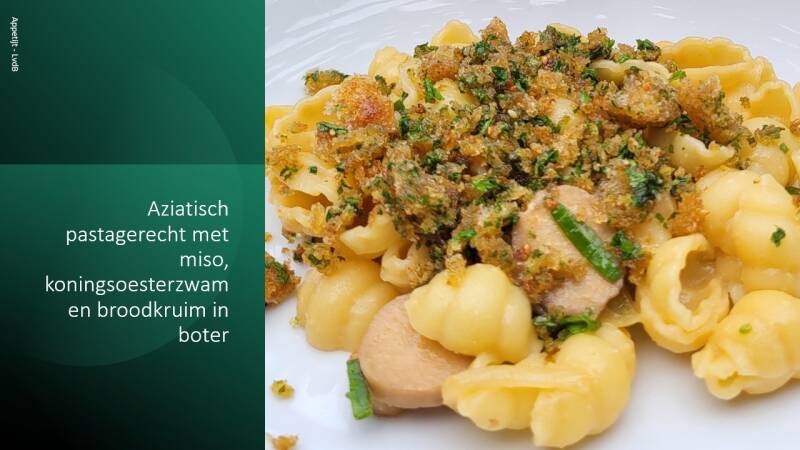 Aziatisch pastagerecht met miso, koningsoesterzwam en broodkruim in boter