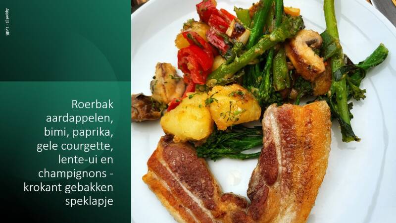 Roerbak aardappelen, bimi, paprika, gele courgette, lente-ui en champignons - krokant gebakken speklapje