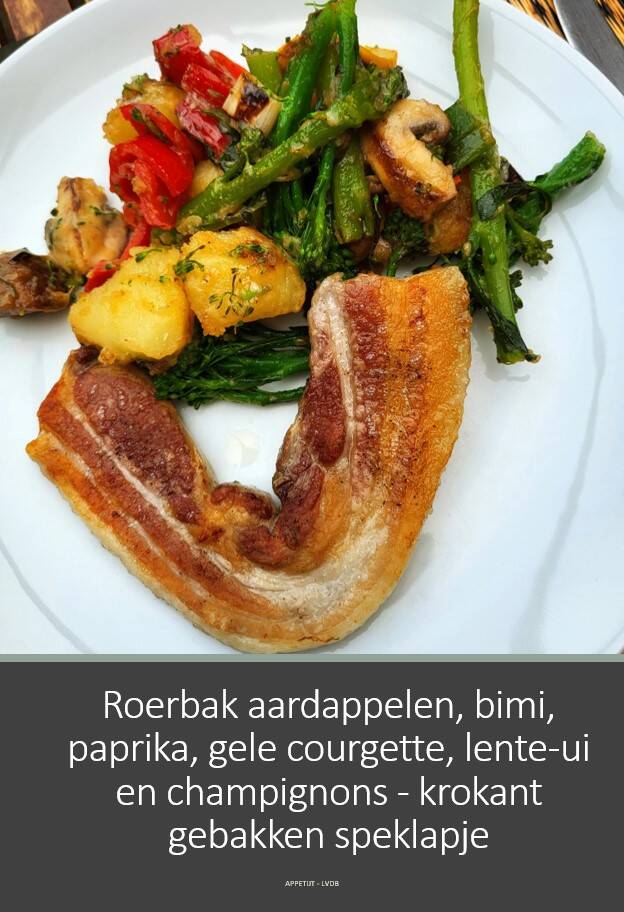 Roerbak aardappelen, bimi, paprika, gele courgette, lente-ui en champignons - krokant gebakken speklapje 