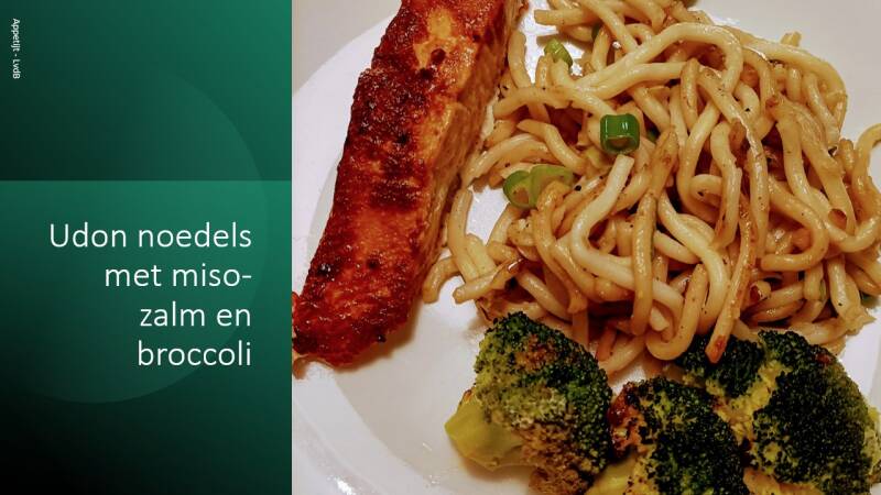 Miso-zalm met udon noedels en broccoli