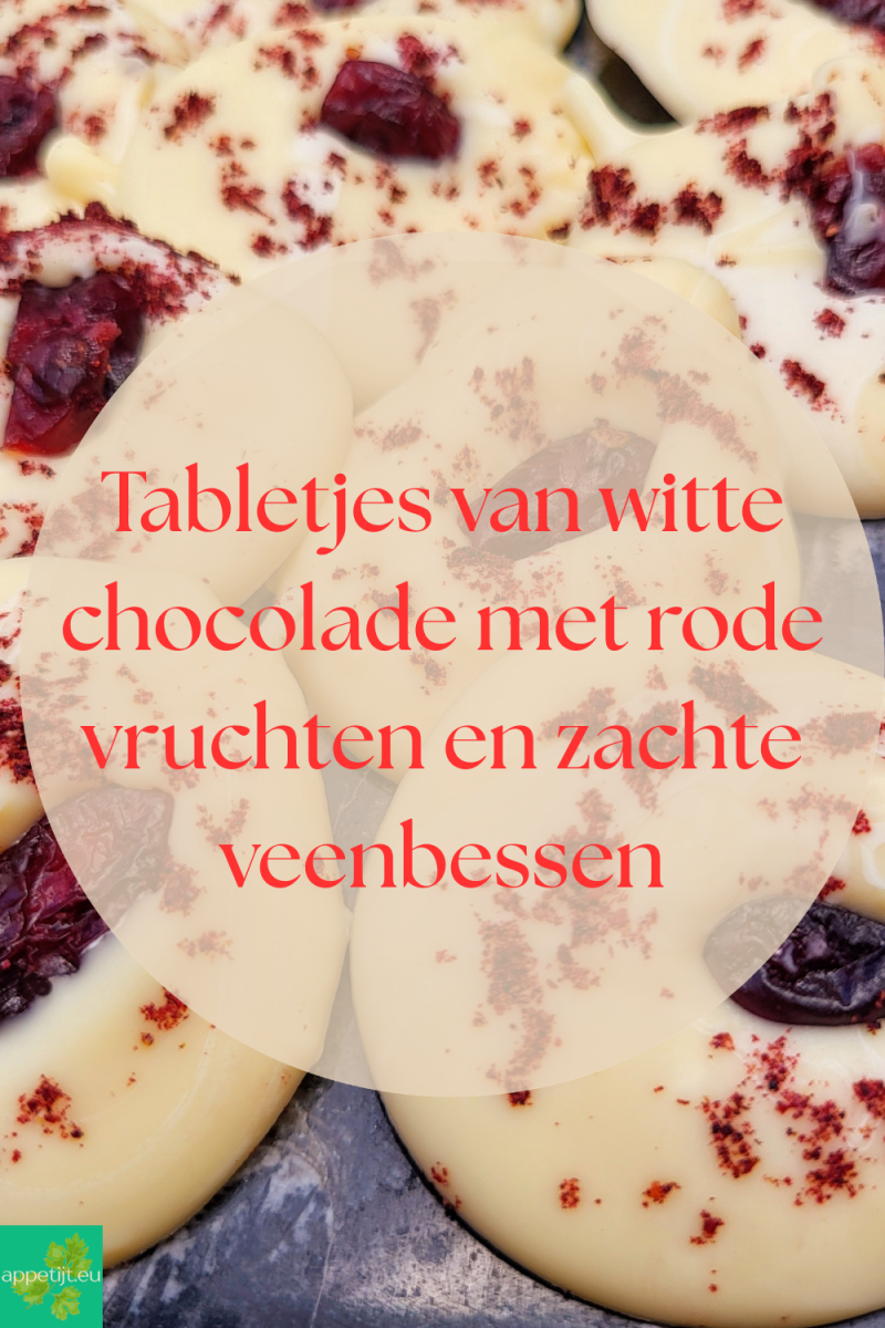 Tabletjes van witte chocolade met rode vruchten en zachte veenbessen