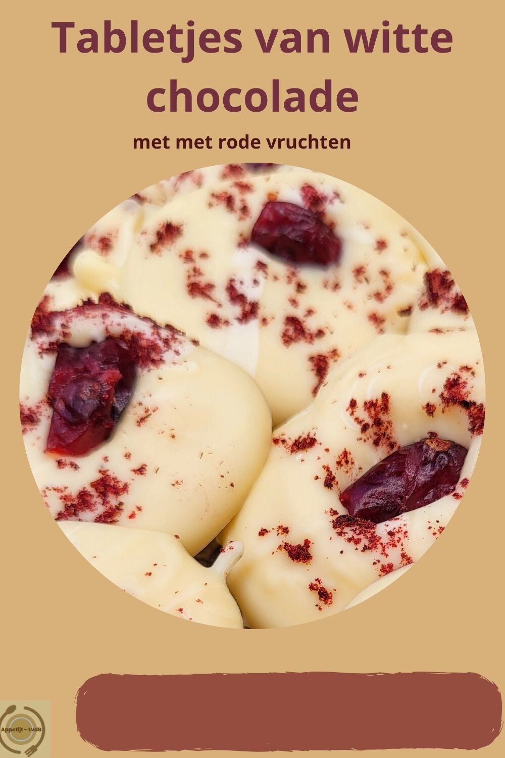 Tabletjes van witte chocolade met rode vruchten