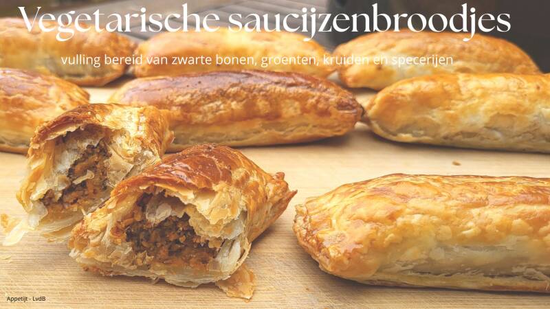 Vegetarische saucijzenbroodjes. Vulling bereid met zwarte bonen, groenten, kruiden en specerijen