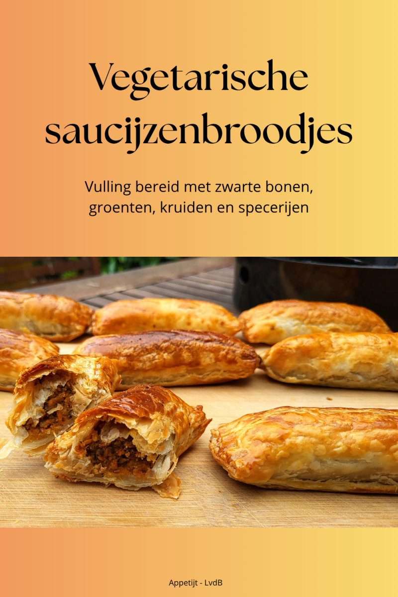 Vegetarische saucijzenbroodjes. Vulling bereid met zwarte bonen, groenten, kruiden en specerijen