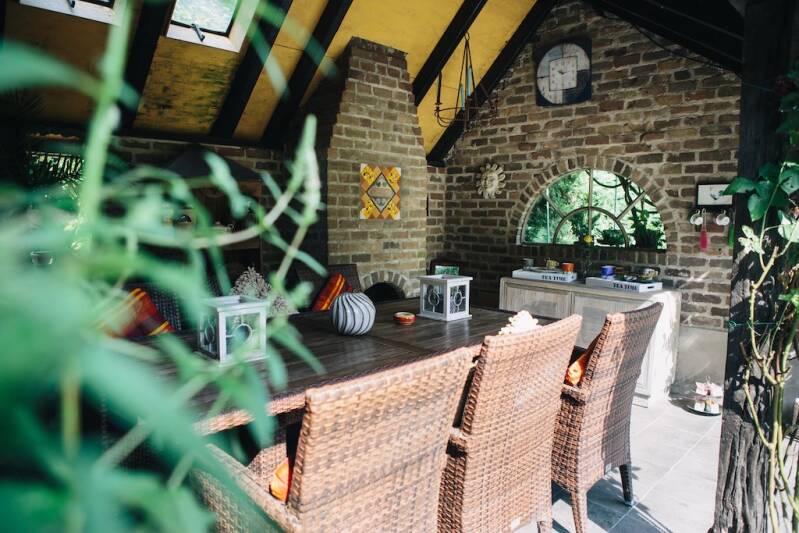 stoelen en tafel en brocante accesoires