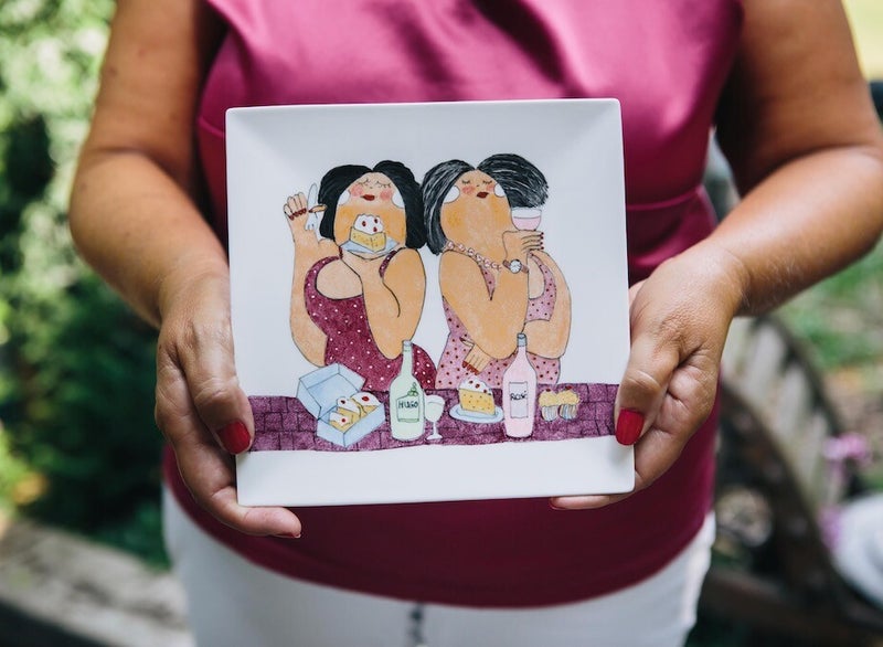 twee dikke dames op porselein beschilderd