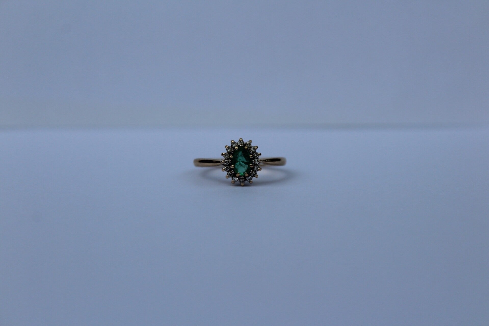 Jada - Emerald & diamonds halo ring
